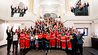 Freude und Begeisterung bei den Teilnehmerinnen und Teilnehmern der diesjährigen Verleihung des Förderpreises Helfende Hand. Foto: BMI.
